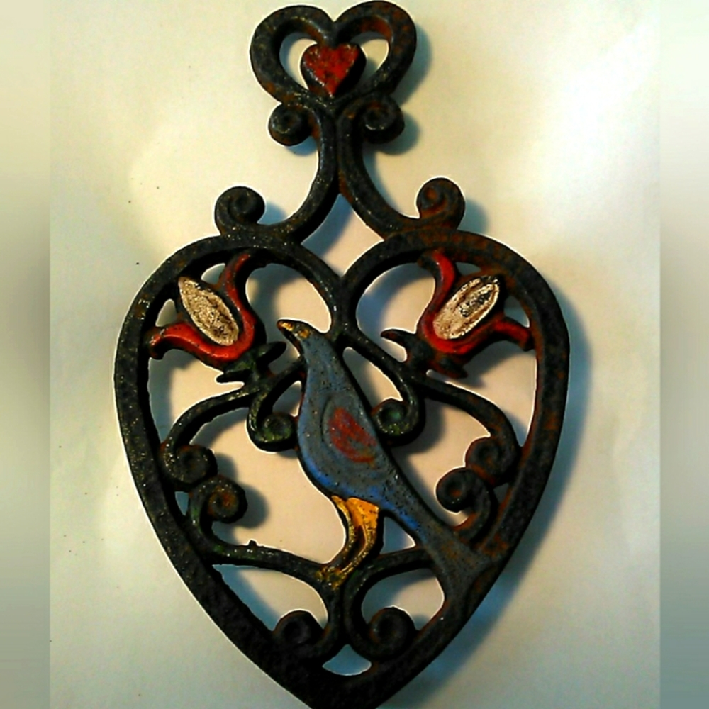 VINTAGE 1950S TRIVET POT HOLDER CAST IRON W/ BIRD & FLOWERS 8 X 5 (READ SCRIPT)
